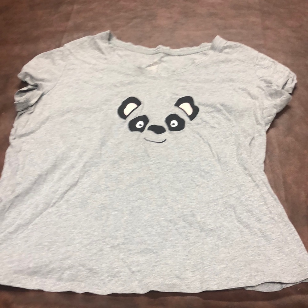 Gray panda/ raccoon short sleeve pajama top. Secret treasures size large